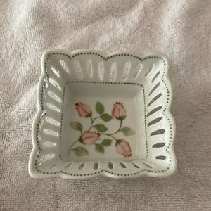 Andrea by Sadek. Two small China dishes